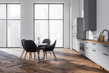 Beyaz mutfak masası, sandalyeler, yan manzara, ahşap döşeme. Lavabolu mutfak gereçleri, kapüşonlu soba ve modern aletli. Singapur şehir manzarasında panoramik pencere. 3B görüntüleme