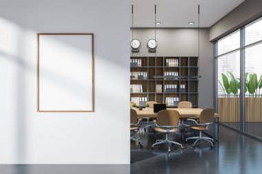 Masada sandalyeler ve dizüstü bilgisayarlarla karanlık bir konferans. Raflı, belgeli, teraslı ve panoramik Singapur manzaralı iş toplantısı odası. Model poster. 3B görüntüleme