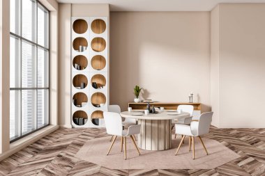 Bej oturma odasının içinde sandalyeler ve halıda yemek masası var. Rafta da ahşap döşemeler var. Singapur 'da yan pencere ve panoramik pencere. Model boş duvar. 3B görüntüleme