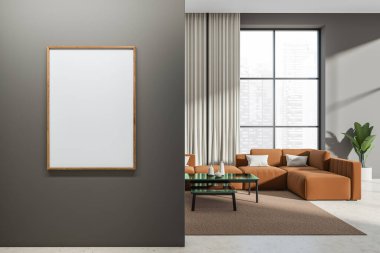 Kahverengi kanepe, kahve masası ve açık beton zemini olan koyu renk bir oturma odası. Singapur şehir manzarasında panoramik pencere. Girişten önce gri duvarda manken posteri var. 3B görüntüleme