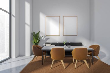 Beyaz oturma odasının içinde kanepe ve masalı koltuklar, parlak beton zeminde halı. Singapur şehir manzarasında panoramik pencere. İki model tuval sırada. 3B görüntüleme