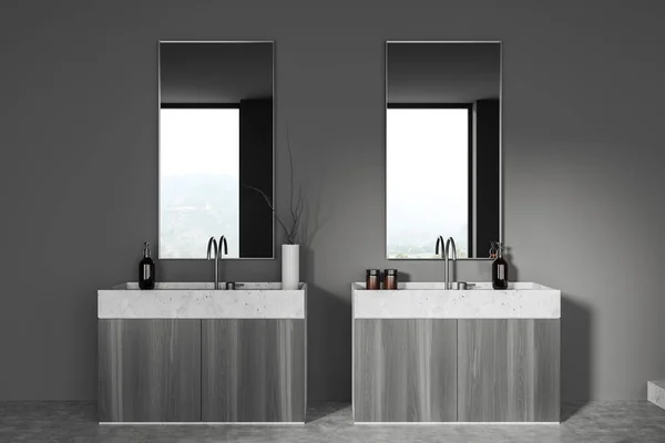 黑暗浴室内部与双水池和两个镜子 灰色混凝土地板 窗口在农村 现代宾馆演播室里时尚的洗脸盆 3D渲染 — 图库照片