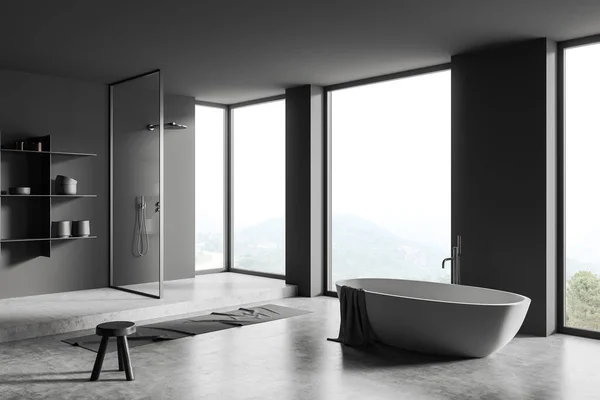 黑暗浴室内部与淋浴 浴缸在灰色混凝土地板上 架子与装饰 宾馆洗浴室 侧视图 全景窗口 3D渲染 — 图库照片