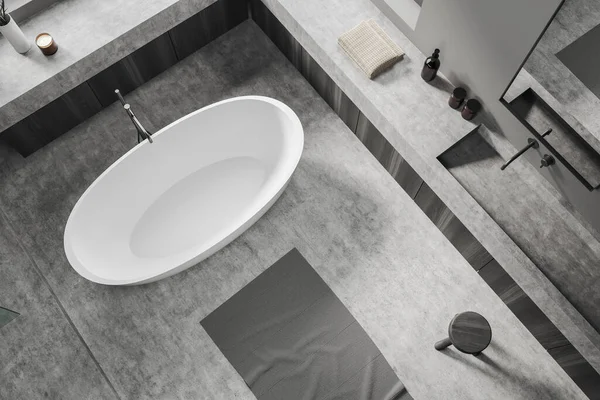 グレーのコンクリート床にバスタブ付きのバスルームのインテリアのトップビュー 洗面所と鏡付きの洗面所 デッキ上のアクセサリー 3Dレンダリング — ストック写真