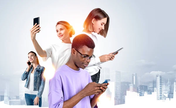 ビデオ通話 スマートフォンでの入力を使用している多国籍企業の学生 ニューヨークの街並みがオーバーレイ ネットワークとオンライン通信の概念 — ストック写真