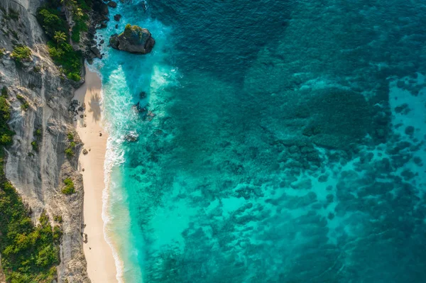 Dron Lotu Ptaka Widok Skalistą Plażę Urwiskiem Indyjski Brzeg Oceanu — Zdjęcie stockowe