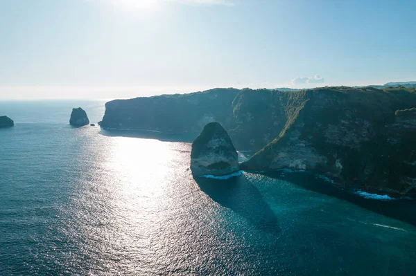 Hava aracı Rocky Cliff 'in panoramik görüntüsünü çekti. Hint Okyanusu kıyısında. Uzayı metin için kopyala. Doğa ve seyahat geçmişi. Güzel doğal yaz tatili seyahat konsepti.