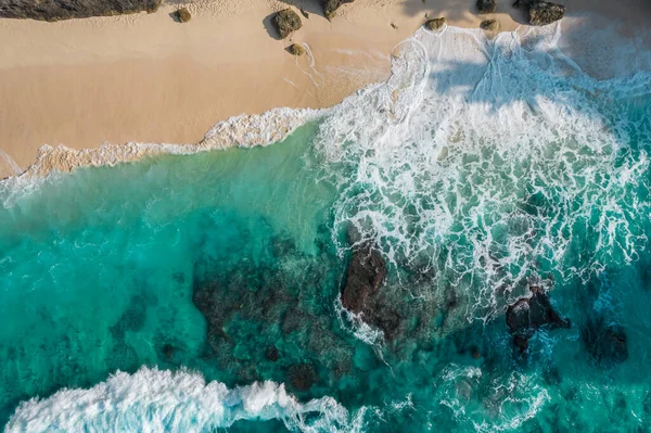 有悬崖的岩石海滩的空中无人机俯瞰镜头 印度洋海岸 复制文本的空间 自然和旅行背景 美丽的自然暑假旅游理念 浪花和沙子 — 图库照片