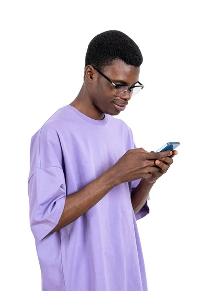 Fekete Amerikai Férfi Mosolyog Okostelefonnal Kezében Portré Online Böngészés Sms — Stock Fotó