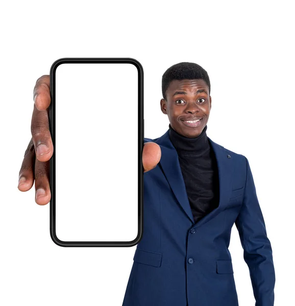 若い黒人実業家の幸せな笑顔は 白い背景に隔離されたコピースペース画面をモックアップで電話を示しています ネットワークとソーシャルメディアの概念 — ストック写真