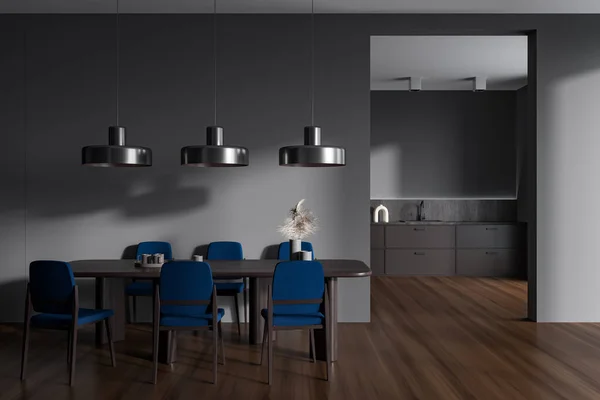 Mutfağın Içinde Mavi Sandalyeler Yemek Masası Ahşap Döşeme Arka Planda — Stok fotoğraf