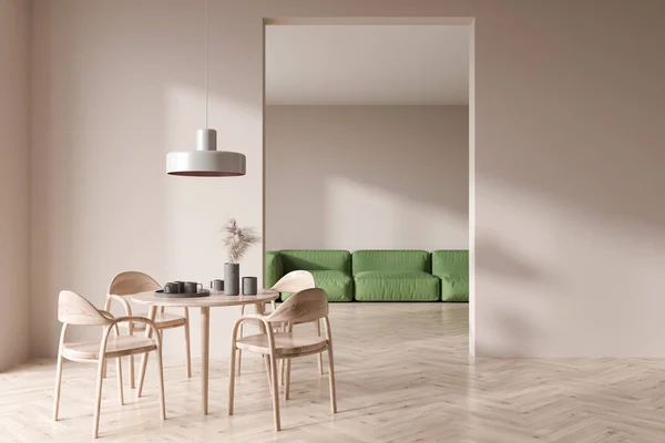 Weiße Wohnzimmereinrichtung Mit Esstisch Und Stühlen Grünes Sofa Hintergrund Hartholzboden — Stockfoto