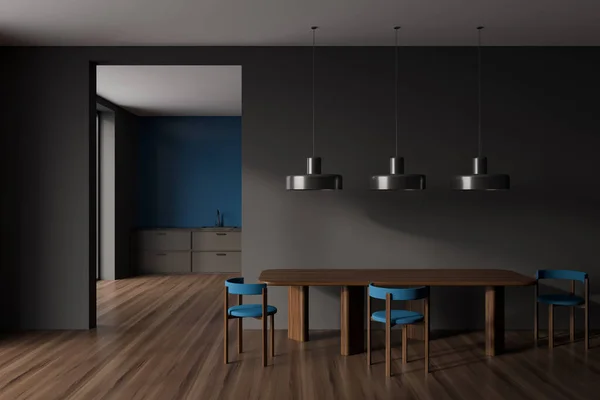 Dunkle Kücheneinrichtung Mit Blauen Stühlen Und Esstisch Auf Hartholzboden Kochbereich — Stockfoto