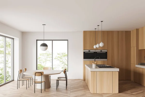 Białe Wnętrze Kuchni Stołem Krzesłami Wyspą Baru Drewnianej Podłodze Hotelowa — Zdjęcie stockowe