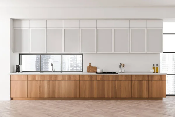Witte Keuken Interieur Met Dek Keukengerei Vooraanzicht Hardhouten Vloer Panoramisch — Stockfoto