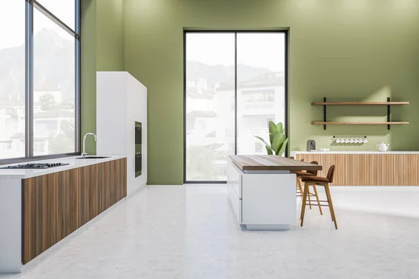 绿色厨房内部与酒吧椅子和台面 侧视图 轻混凝土地板 有架子和厨房用具的现代烹饪区 乡村的全景窗户 3D渲染 — 图库照片