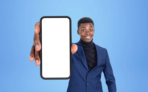 若いアフリカのビジネスマンは コピースペース画面 青の背景をモックアップで電話を示す 笑顔幸せ ウェブサイトやソーシャルメディアの概念 — ストック写真