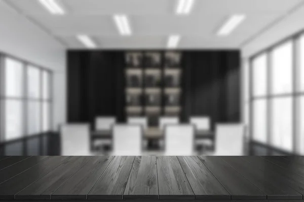 회의실 내부에는 나무로 테이블 사무실의 어두운 배경에는 보드와 파노라마 전시용 — 스톡 사진