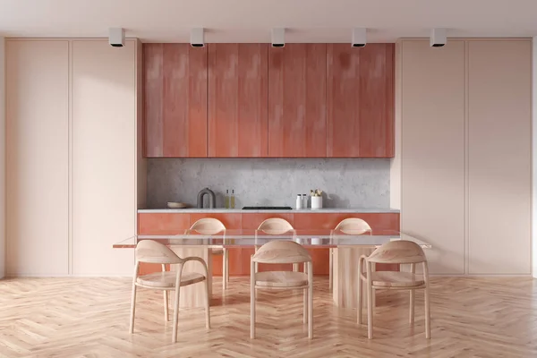 Beige Kücheneinrichtung Mit Stühlen Und Esstisch Auf Hartholzboden Frontansicht Geschirr — Stockfoto