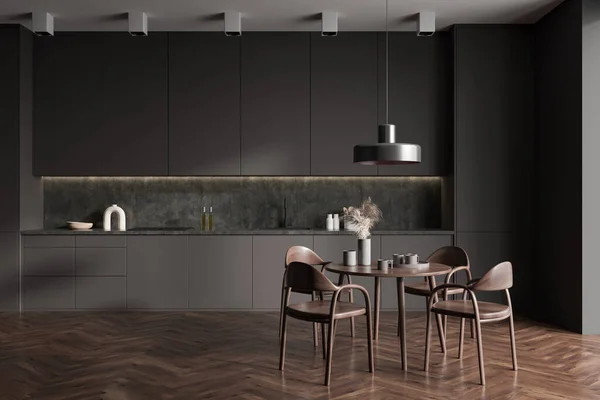 深色厨房内部有椅子和餐桌在硬木地板上 厨房用具和有黑色架子的器具 3D渲染 — 图库照片