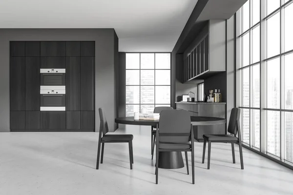 Interior Cozinha Escura Com Cadeiras Mesa Jantar Piso Concreto Leve — Fotografia de Stock