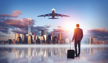 New York silueti ve uçan uçak, iş adamı bavuluyla yürüyor. Manhattan gökdelenlerinin deniz manzarası. İş seyahati ve resmi gezi kavramı