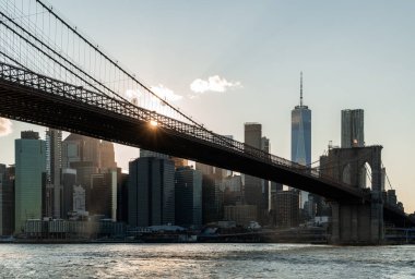 Güneşli bir günde Brooklyn Köprüsü 'nün ve New York şehrinin gökdelenlerinin manzarası. New York, Amerika Birleşik Devletleri. Gezi ve turizm kavramı