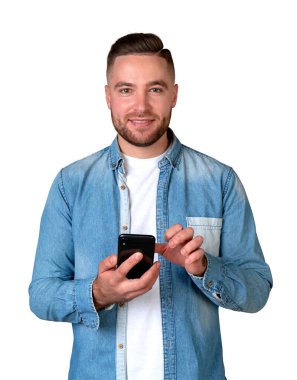 Telefonla gülümseyen işadamı, göz at ve daktilo et. Beyaz arka planda izole edilmiş. Ağ, iletişim ve çevrimiçi alışveriş kavramı