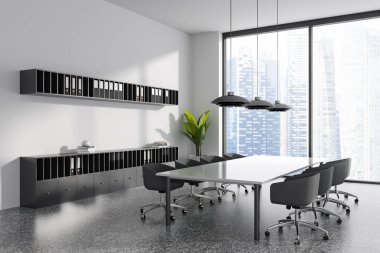 Beyaz duvarlı şık toplantı odasının köşesi, beton zemin, sandalyeli uzun masa, klasörlü dolaplar ve bulanık şehir manzaralı panoramik pencere. 3d oluşturma