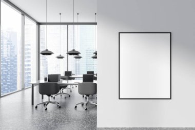 Beyaz iş yeri koltukları, gri beton zeminde dizüstü bilgisayarları olan masa. Gökdelenlerin panoramik penceresi. Tuvalin posterini hazırla. 3B görüntüleme