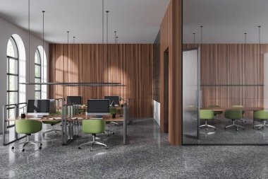 Ofisin içi ahşap kapılar ardında çalışma odası ve toplantı odası var. Bilgisayarlı sıra sıra, tropiklerde kemerli panoramik pencere. 3B görüntüleme