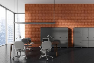 Gri koltuklu ve dizüstü bilgisayarlı gri beton zemin üzerinde açık bir uzay tuğlası ofis. Raflarla birlikte karanlık çalışma alanı, gökdelenlerin panoramik penceresi. 3B görüntüleme