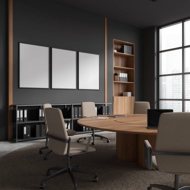 Gri duvarları, beton zemini, sandalyeli yuvarlak masası ve üç adet poster çerçevesi olan şık ofis konferans odasının içi. Bulanık şehir manzaralı bir pencere. 3d oluşturma