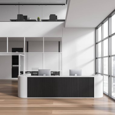 Resepsiyon masası ve bilgisayar olan beyaz ofis odası. Çalışma alanı ve modern mobilyaları olan iki katlı bir iş salonu. Gökdelenlerin panoramik penceresi. 3B görüntüleme