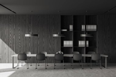 İçi karanlık ahşap ofis. Konferans panosu, rafı klasörlerle dolu. Gri beton zemin. Modern mobilyalar ve sıra sıra sandalyelerle toplantı alanı. 3B görüntüleme