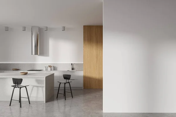 Weiße Wohnküche Mit Barinsel Und Hocker Kochbereich Mit Regalen Und — Stockfoto