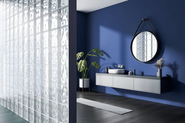 Ciemnoniebieskie Wnętrze Łazienki Umywalką Okrągłym Lustrem Widok Boku Szklana Ścianka — Zdjęcie stockowe