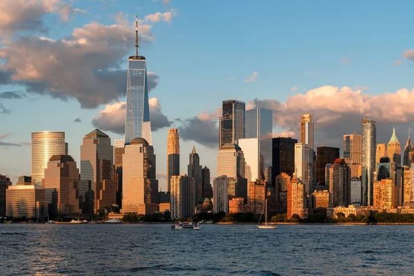 New Yorker Wolkenkratzer Bei Sonnenuntergang Bürogebäude Und Uferpromenade Finanzunternehmen Und — Stockfoto