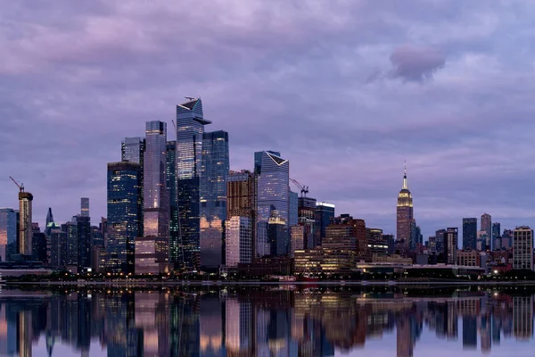 Spiegelung Der New Yorker Wolkenkratzer Wasser Abend New York Die — Stockfoto