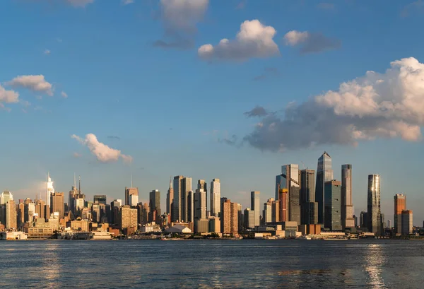 Berömda Skyskrapor Och Glastorn New York Solig Dag New York — Stockfoto