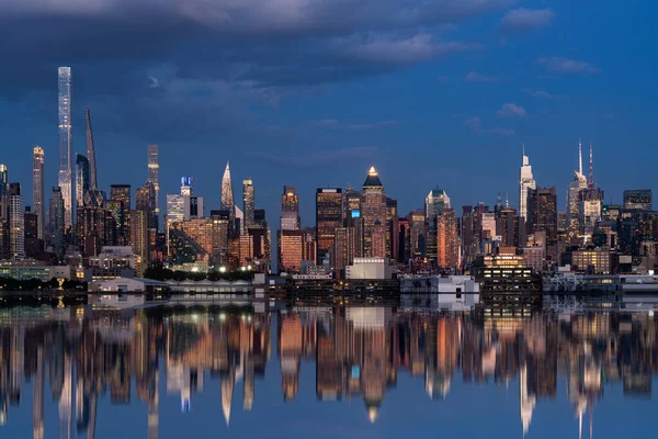 Die Skyline Von New York Und Ihre Spiegelung Wasser Bei — Stockfoto