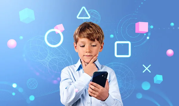 一个有思想的小男孩的画像 他站在蓝色背景的智能手机屏幕上 上面有不同的图标 虚拟现实的概念 — 图库照片
