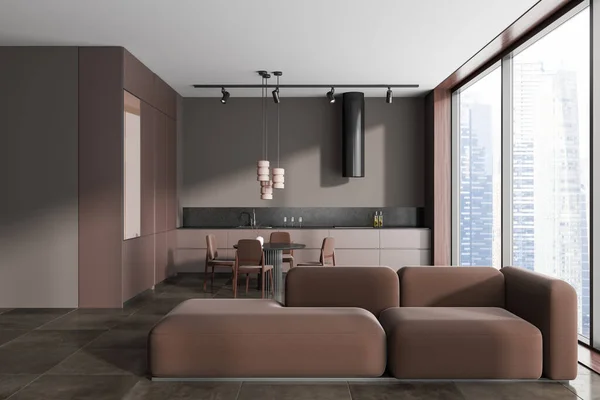 现代客厅的内部 有灰色的墙壁 铺了瓷砖的地板 舒适的棕色沙发和厨房 背景是棕色的橱柜和餐桌 3D渲染 — 图库照片
