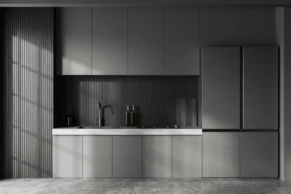 时尚厨房的内部有灰色和黑色的木制墙壁 混凝土地面 灰色橱柜内置水池 炊具和大冰箱 3D渲染 — 图库照片
