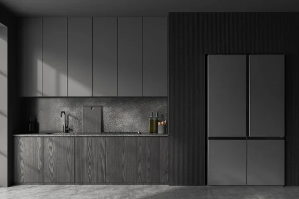 グレーの壁 コンクリートの床 調理器とシンクと大きな冷蔵庫を内蔵した暗い木製のキャビネットとスタイリッシュなキッチンのインテリア 3Dレンダリング — ストック写真