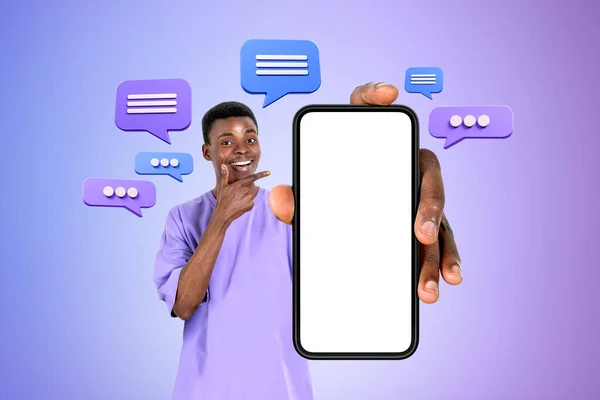 大規模な空の模擬電話画面でアフリカの幸せな男の指のポイントは グラデーションの背景にテキストメッセージの泡 メッセンジャー チャット ウェブサイトの概念 — ストック写真