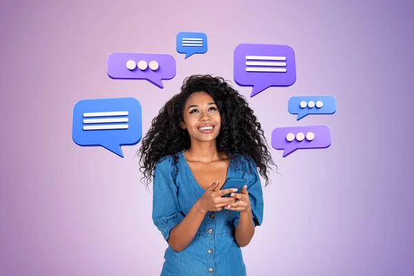 Mulher Sorridente Preta Segurando Telefone Olhando Para Bolhas Mensagem Texto — Fotografia de Stock