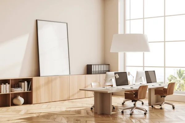 Beige Büroeinrichtung Mit Sesseln Seitlicher Holztisch Mit Schreibtisch Beistelltisch Mit — Stockfoto