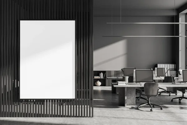 アームチェア付きの暗いオフィスのインテリア 灰色のコンクリート床にPcコンピュータ付きの机 書類や装飾品のサイドボード 大規模なモックアップキャンバスポスターとパーティション 3Dレンダリング — ストック写真