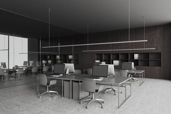 어두운 사무실 내부와 동료들 유리문 회의실 사이드 컴퓨터가 작업장 콘크리트 — 스톡 사진